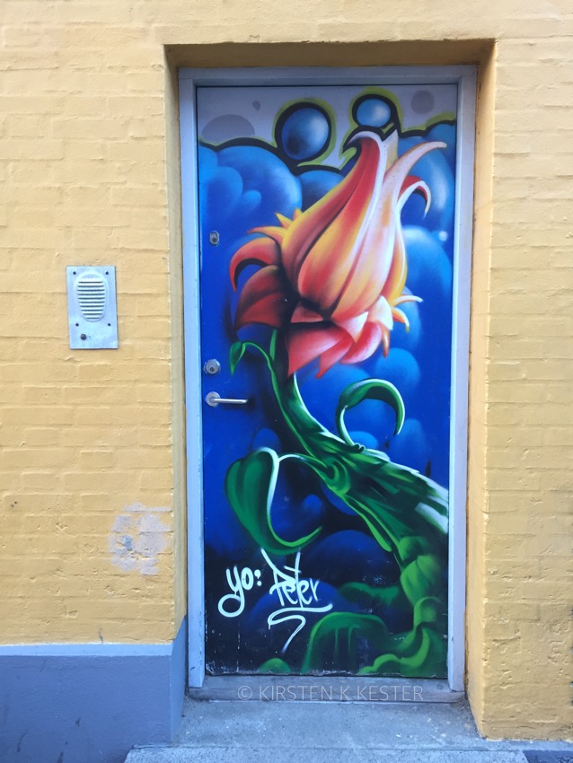 Blomst på dør i Studsgade @ Kirsten K Kester | MitLivsRejser.com